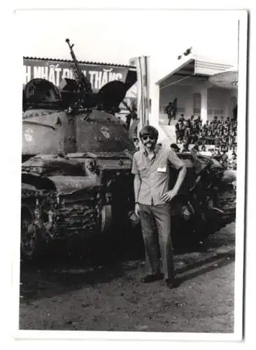 Fotografie unbekannter Fotograf, Ansicht Saigon / Vietnam, Panzer, Tank bei einer Parade im Stadion