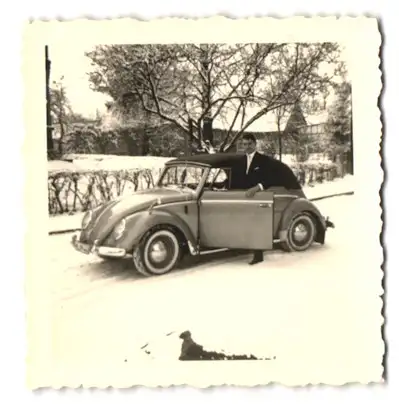 Fotografie Auto VW Käfer Cabrio, Cabriolet mit Weisswandreifen im Schnee 0
