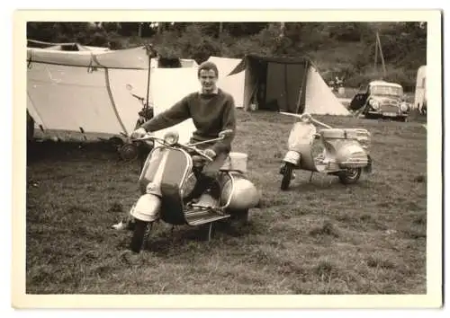 Fotografie Motorrad Piaggio Vespa, Bursche auf Motorroller sitzend