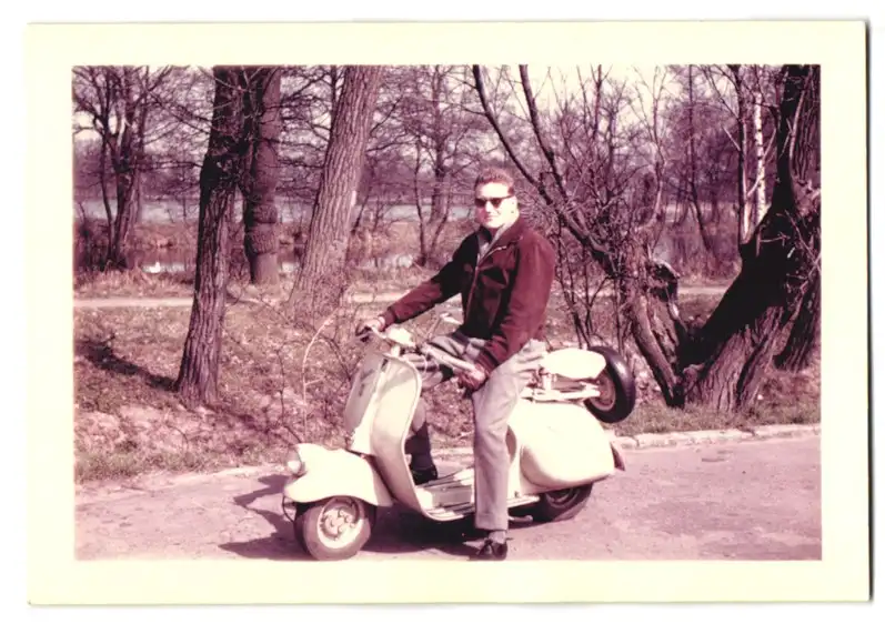 Fotografie Motorrad Piaggio Vespa, lässiger Fahrer mit Sonenbrille auf LKrad 0