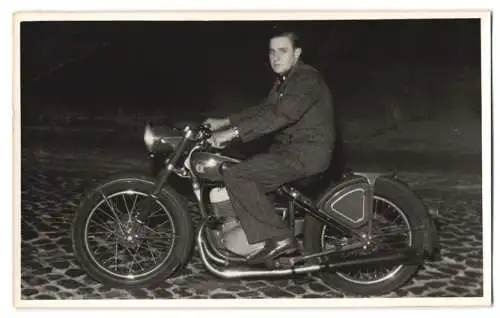 Fotografie Schweim, Uetersen, Motorrad mit Firmenlogo geflügeltes A, Bursche im Anzug auf Krad sitzend