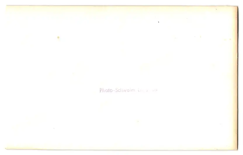 Fotografie Schweim, Uetersen, Motorrad mit Firmenlogo geflügeltes A, Bursche im Anzug auf Krad sitzend 1