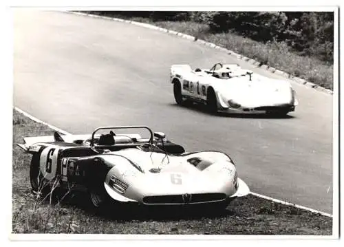 Fotografie Motorsport 1000km Rennen Nürburgring, Rennwagen Porsche Startnummer 2 & Alfa Romeo Startnummer 6