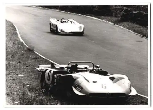 Fotografie Motorsport 1000km Rennen Nürburgring, Rennwagen Porsche Startnummer 2 & Alfa Romeo Startnummer 6