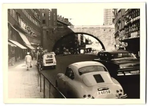 Fotografie unbekannter Fotograf, Ansicht Stockholm, Auto Porsche 356, Sportwagen am Strassenrand