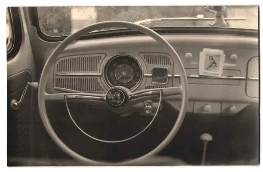 Fotografie Auto Volkswagen VW Käfer, Cockpit mit Pin-Up 0