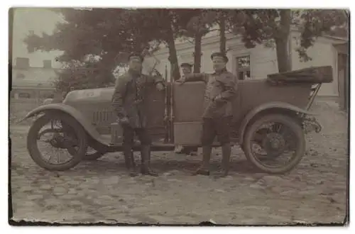 Fotografie Ansicht Libau, Marine-Infanterie der kaiserlichen Marine mit Kübelwagen, 1.WK