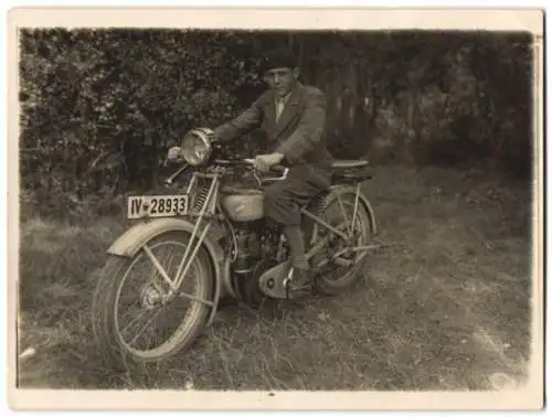 Fotografie Motorrad Victoria, Bursche auf Krad mit kennzeichen IV-28933