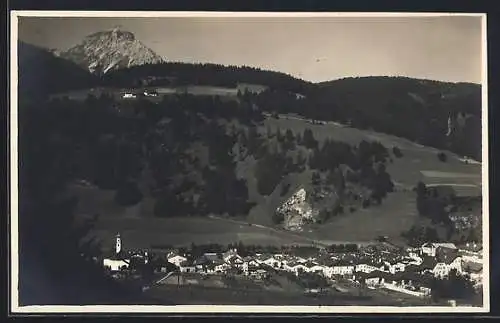 AK Matrei /Brennerbahn, Ortsansicht mit Berglandschaft