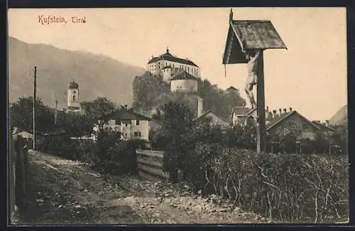 AK Kufstein /Tirol, Strassenpartie mit Blick zur Burg