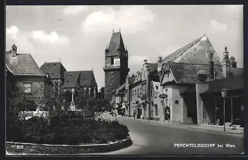 AK Perchtoldsdorf, Teilansicht mit Kirchturm, kl. Platz, Autohaus