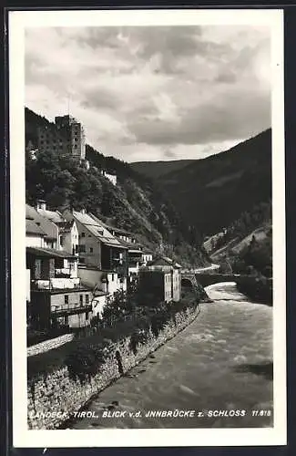 AK Landeck /Tirol, Blick von der Innbrücke zum Schloss