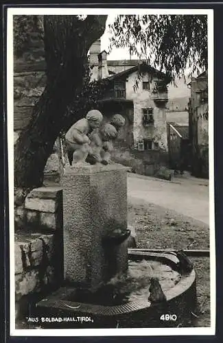 AK Hall /Tirol, Brunnen mit Strassenpartie