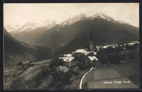 AK Wenns /Piztal, Ortsansicht gegen die Berge