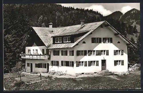 AK Riezlern /Kleinwalsertal, Jugend-Erholungsheim Haus Fuchsegg im Sonnenschein