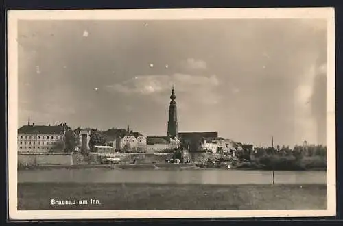 AK Braunau am Inn, Flusspartie mit Blick zur Kirche