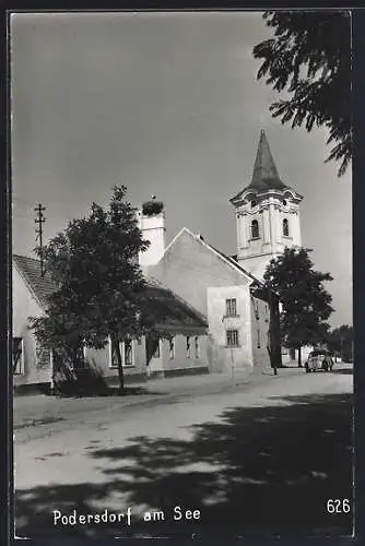AK Podersdorf am See, Strassenpartie mit Kirche