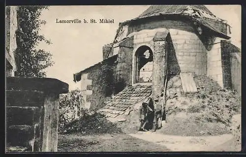 AK Lamorville b. St. Mihiel, Soldaten vor zerstörter Strassenpartie, westlicher Kriegsschauplatz