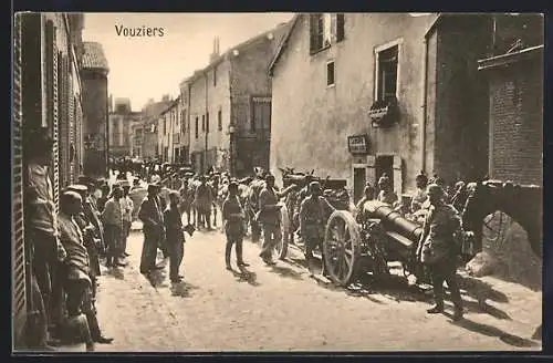 AK Vouziers, Soldaten mit Geschütz auf der Strasse