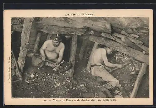 AK La Vie du Mineur, Mineur et Reculeur de charbon dans une petite taille, Kohleschacht