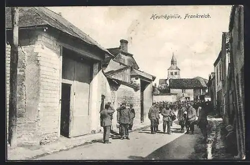 AK Heutregiville, Strassenansicht mit Soldaten