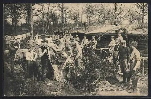 AK Vigneulles-Heudicourt, Soldaten vor Holzhütten mit Schaufel und Werkzeug