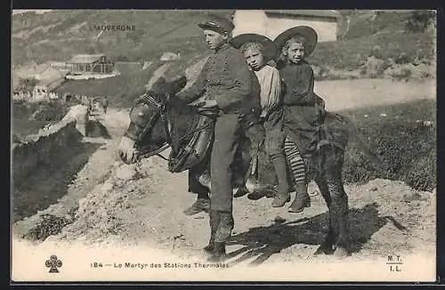 AK Auvergne, Le Martyr des Stations Thermales, Kinder reiten auf einem Maultier