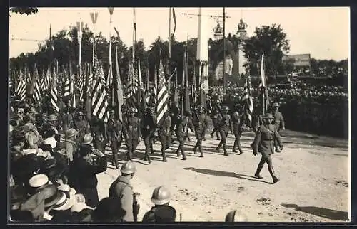 Foto-AK Paris, Siegesparade / Fete de la Victoire, amerikan. Soldaten paradieren mit Truppenfahnen