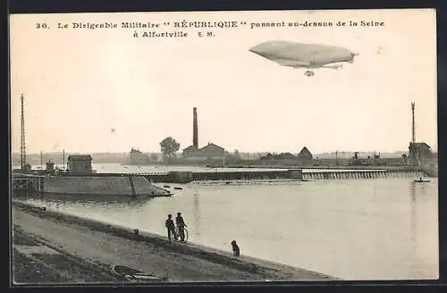 AK Alfortville, Le Dirigeable Militaire République passant au-dessus de la Seine