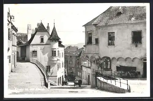 AK Krems a. d. Donau, Strassenpartie mit Turmgebäude und Gabelung