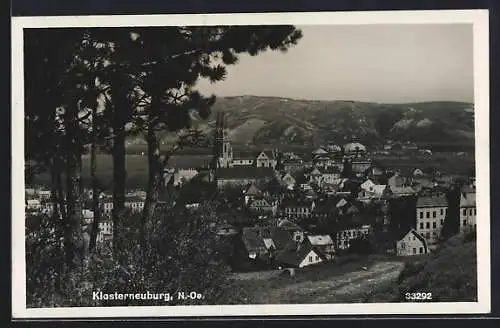 AK Klosterneuburg /N.-Oe., Ortsansicht von einer Anhöhe aus