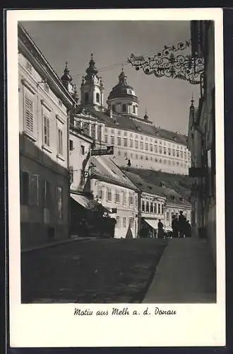 AK Melk a. d. Donau, Strassenpartie mit Gasthof Rössl