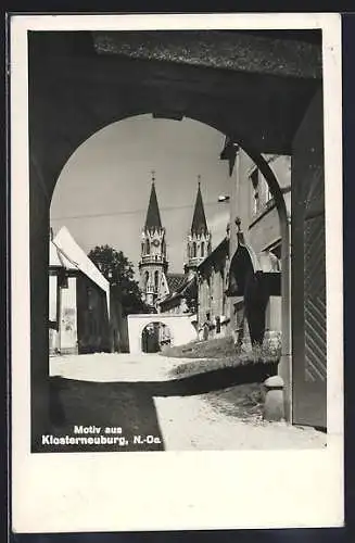 AK Klosterneuburg /N.-Oe., Durchblick zur Kirche