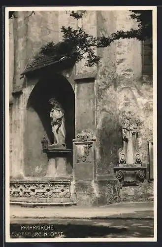 AK Eggenburg /N.-Oest., Heiligen-Statue an der Pfarrkirche