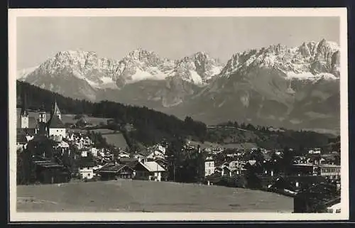 AK Kitzbühel /Tirol, Totalansicht gegen das Kaisergebirge