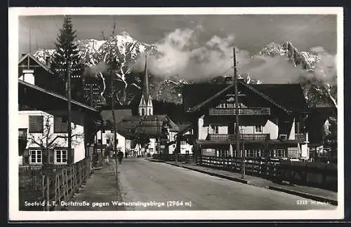 AK Seefeld in Tirol, Dorfstrasse gegen Wettersteingebirge