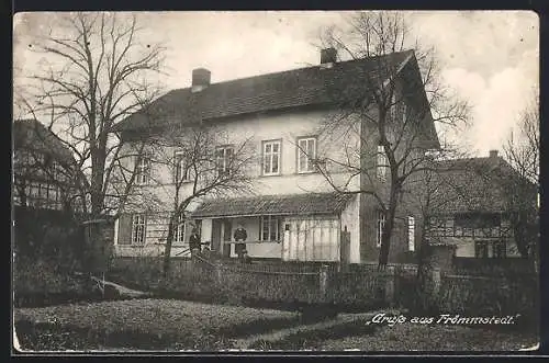 AK Frömmstedt, Herren vor einem Wohnhaus