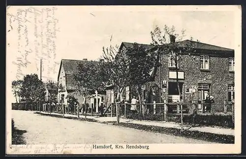 AK Hamdorf /Rendsburg, Strassenpartie mit Bewohnern an ihren Häusern