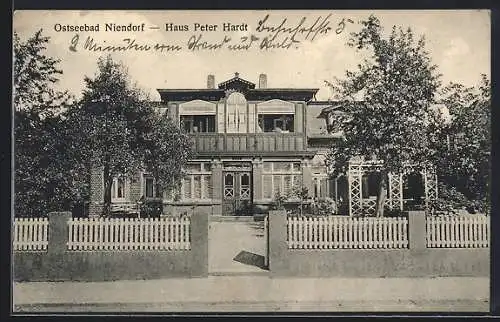 AK Niendorf / Ostseebad, Strasse an der Hotel-Pension Haus Peter Hardt