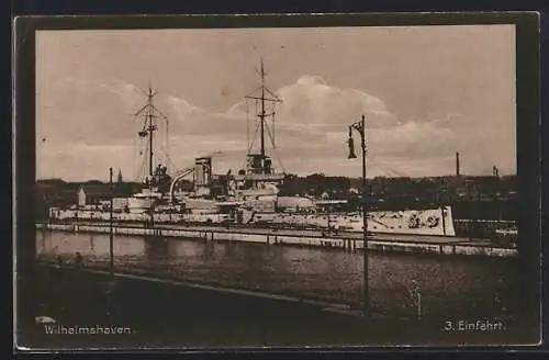 AK Wilhelmshaven, Kriegsschiff in der 3. Einfahrt