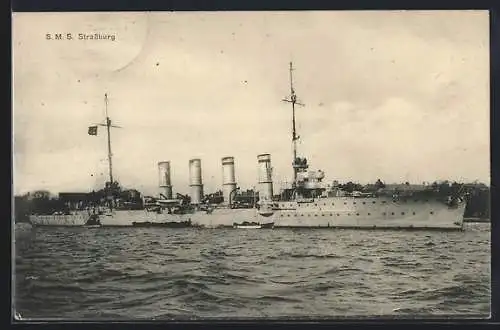 AK Kriegsschiff S. M. S. Strassburg vor einer Küste