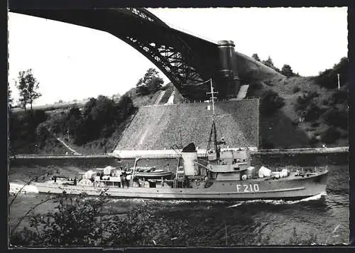 AK Fregatte F210 Hummel unter einer Hochbrücke, Bundesmarine