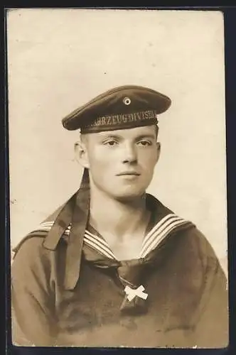 AK Portrait eines Matrosen Mützenband Sperrfahrzeufdivision der Kaiserlichen Marine