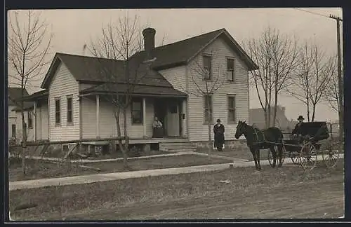 AK Antigo, WI, Haus mit Veranda, Pferdekutsche