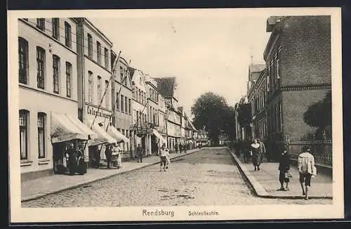 AK Rendsburg, Strasse Schleusskuhle mit Kolonialwarengeschäft