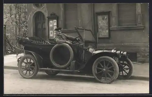 Foto-AK Saarbrücken, Herr am Steuer eines Autos