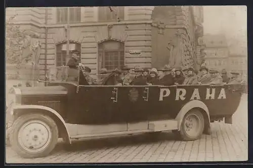 Foto-AK Prag, Bus mit Fahrgästen