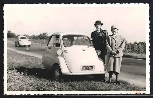 Foto-AK BMW-Isetta am Rand einer Landstrasse