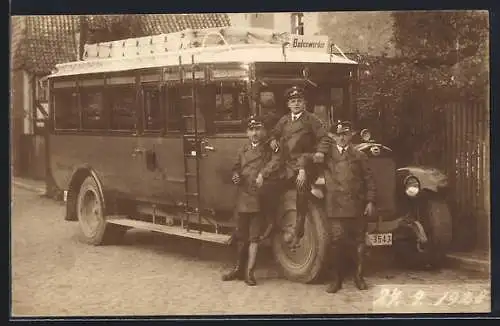 Foto-AK Bodenwerder, Reichspost LKW-Bus mit Angestellten in Uniform