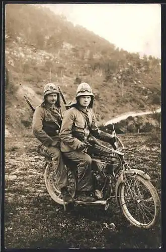 Foto-AK Schutztruppe in d. Türkei, Zwei Soldaten in Uniform auf N. S. U. 2 Zyl. V Motor-Motorrad